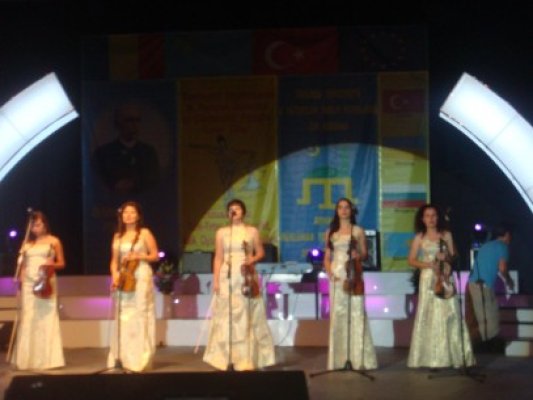A început Festivalul Internaţional al Portului, Dansului şi Cântecului Popular Turco-Tătar